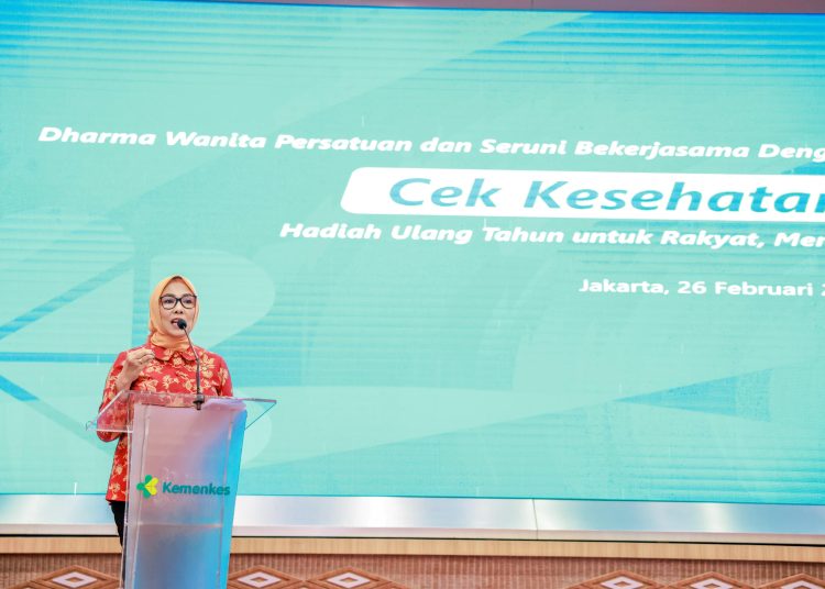 Ketua Umum Dharma Wanita Persatuan (DWP), Ida Rachmawati Budi G Sadikin, memberikan sambutan dalam acara Webinar Sosialisasi Cek Kesehatan Gratis yang digelar di Gedung Kementerian Kesehatan, Jakarta, pada Rabu (26/2/2024).