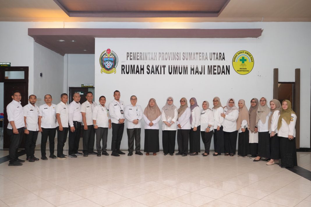 Direktur RSU Haji Medan Sri Suriani Purnamawati didampingi Plt Direktur RSU Haji Medan Ridesman Nasution foto bersama dengan lainnya usai serah terima jabatan di Aula RSU Haji Medan, Rabu (26/2/2025). (Dok/Forwakes Sumut)