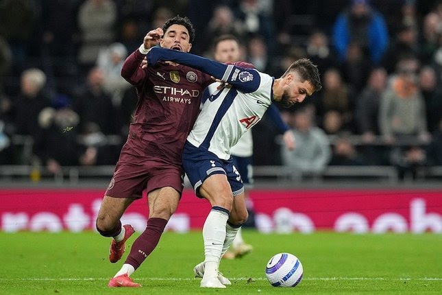 Omar Marmoush berduel dengan Rodrigo Bentancur di laga Tottenham vs Manchester City, Premier League 2024/2025.