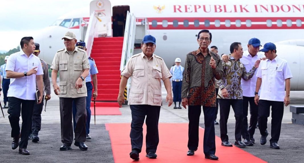 Presiden Prabowo Subianto tiba di Pangkalan TNI AU Adisutjipto, Daerah Istimewa Yogyakarta, pada Kamis (27/2/2025).