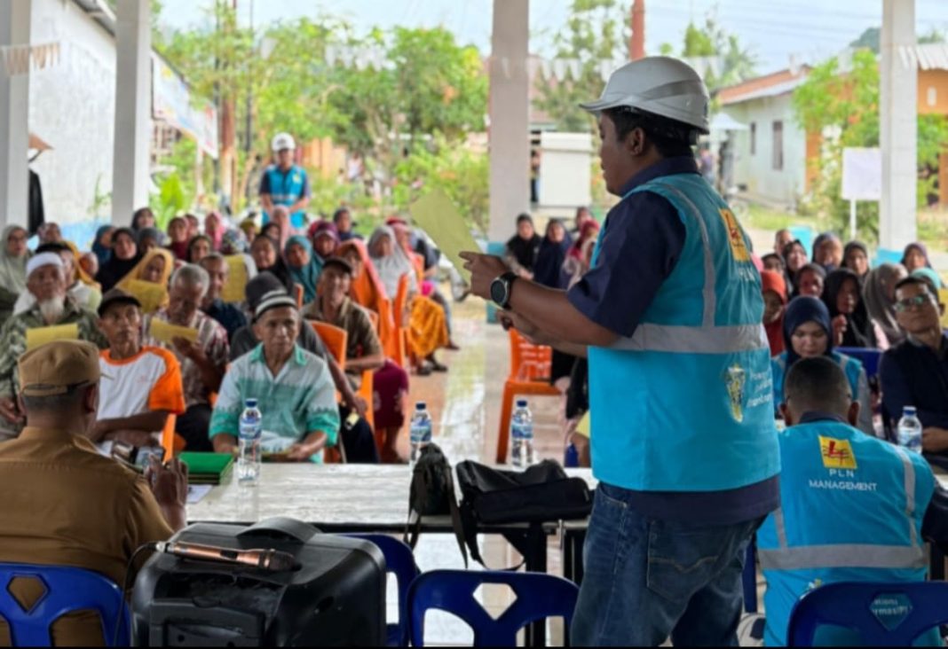 Manager ULP Delitua saat memberikan penjelasan mengenai Sosialisasi kelistrikan secara tepat, aman, dan nyaman kepada warga Desa Delitua. (Dok/PLN)