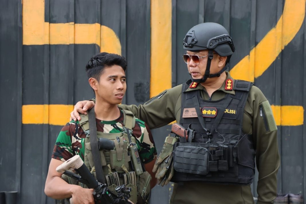 Kasatgas Humas Operasi Damai Cartenz-2024, Kombes Pol Yusuf Sutejo SIK MT, berbincang dengan seorang prajurit Yonif 512 saat meninjau Pos Pamtas di Oksibil, Pegunungan Bintang, Papua, Rabu (26/2/2025).