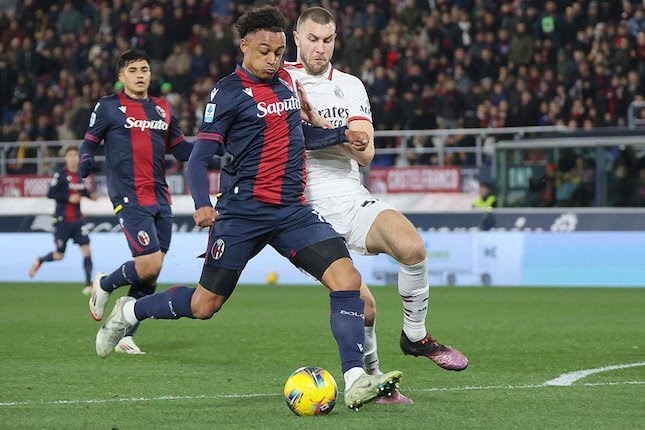 Dan Ndoye dikawal Strahinja Pavlovic di laga Bologna vs AC Milan, Serie A 2024/205.