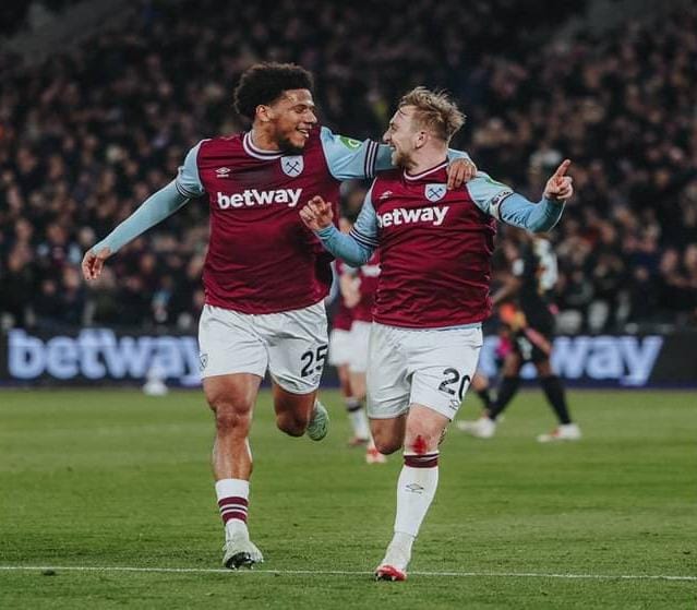 Pemain West Ham United melakukan selebrasi usai mencetak gol ke gawang Leicester City di laga Liga Primer Inggris, Jumat (28/2/2025) dini hari WIB.