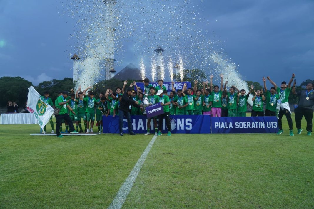 Para pemain dan ofisial Persebaya Surabaya merayakan kemenangan setelah menjuarai Piala Soeratin U-13 2024, Selasa (25/2/2025), di Stadion Sriwedari, Surakarta.