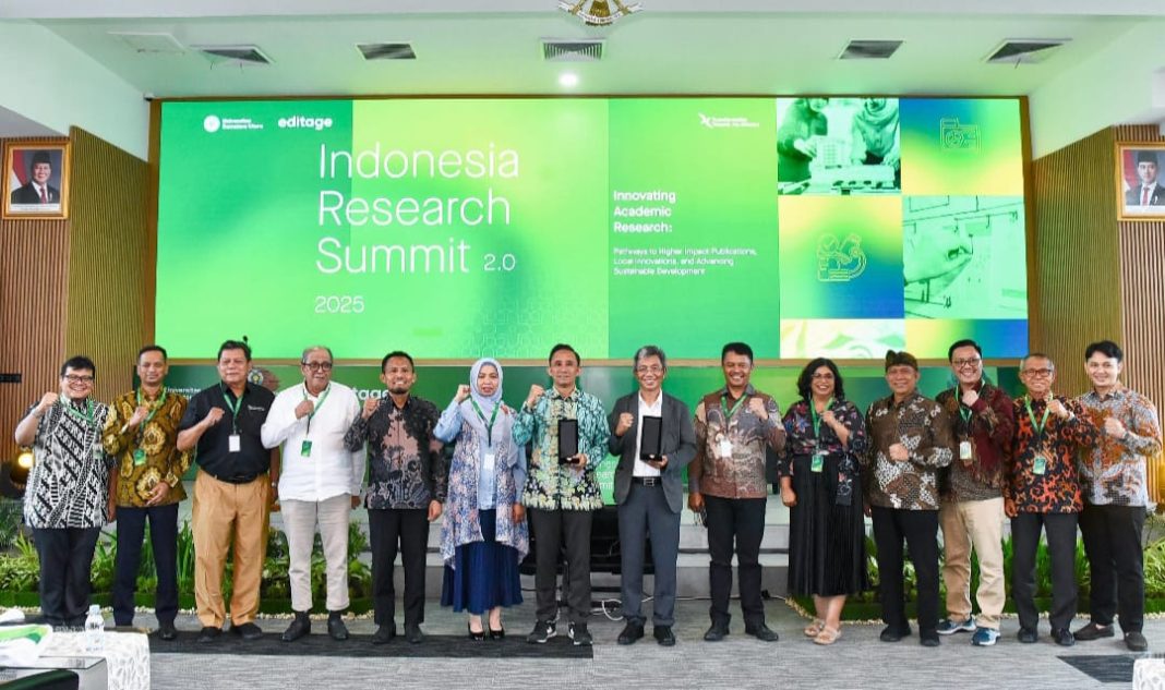 USU menjadi tuan rumah Indonesia Research Summit 2.0 dan sebagian peserta foto bersama, Kamis (27/2/2025). (Dok/USU)