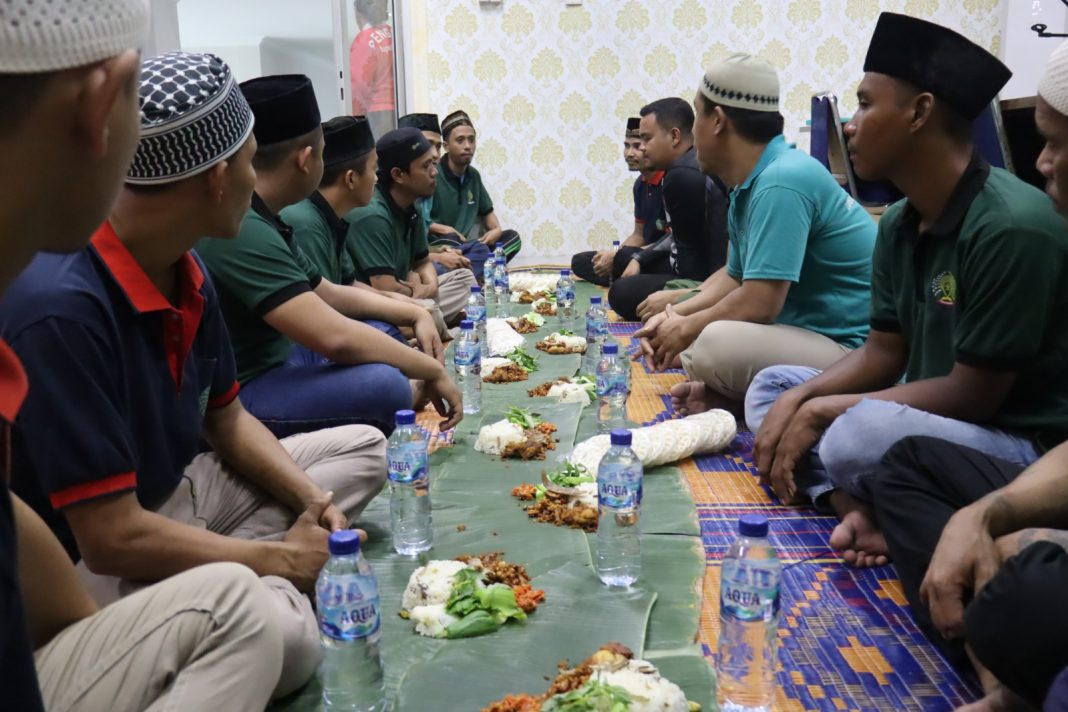 WBP dan petugas Lapas Kelas IIA Pancurbatu menikmati makan bersama dalam suasana kebersamaan untuk menyambut bulan suci Ramadhan 1446 H, Jumat (28/02/2025).