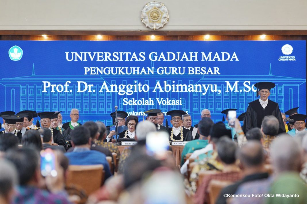 Wamenkeu Anggito Abimanyu saat pengukuhan sebagai Guru Besar UGM di Balai Senat UGM, Yogyakarta, Selasa (4/2/2025). (Dok/Kemenkeu)