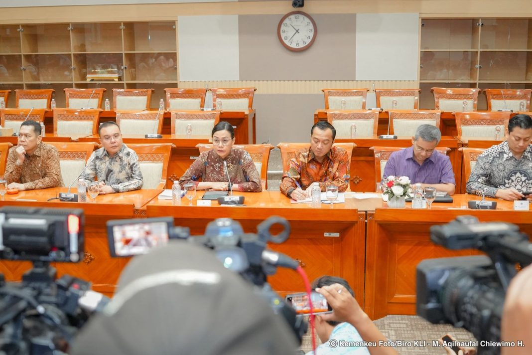 Menteri Keuangan Sri Mulyani Indrawati memberikan keterangan pers terkait efisiensi anggaran di hadapan anggota DPR RI di Gedung DPR RI, Jakarta, Jumat (14/2/2025). (Dok/Kemenkeu)