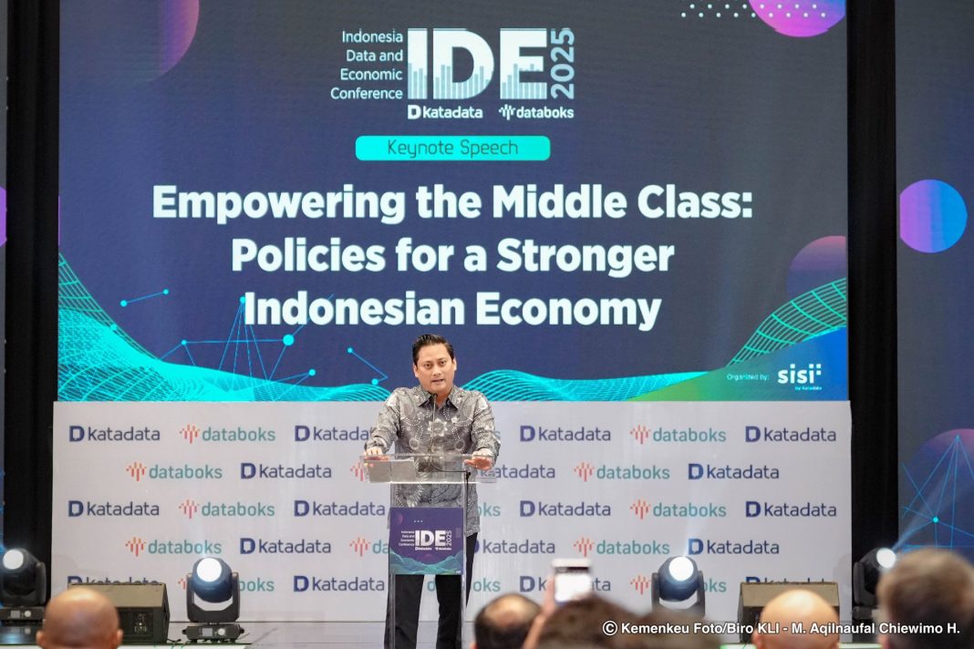 Wakil Menteri Keuangan Thomas Djiwandono menyampaikan keynote speech dalam acara Indonesia Data and Economic (IDE) KataData 2025: Data for Growth di Jakarta, Selasa (18/2/2025). (Dok/Kemenkeu)