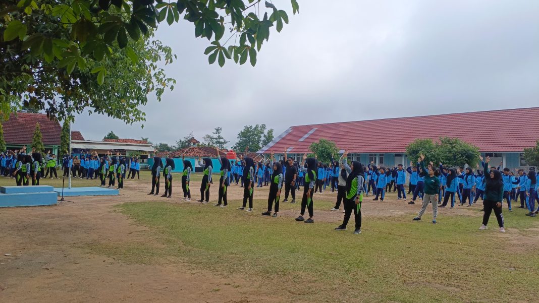 Peserta didik SMK Negeri 1 Way Kenanga mengikuti Senam Anak Indonesia Hebat (SAIH) di lapangan sekolah. (Dok/Kemendikdasmen)