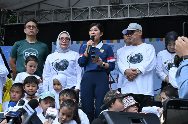 Menteri Abdul Mu’ti bersama Menteri Pemberdayaan Perempuan dan Perlindungan Anak, Arifah Fauzi, serta Menteri Komunikasi dan Digital, Meutya Hafid, menghadiri kegiatan Pagi Ceria Car Free Day di depan Kantor Kemendikdasmen, Minggu (2/2/2025). (Dok/Kemendikdasmen)