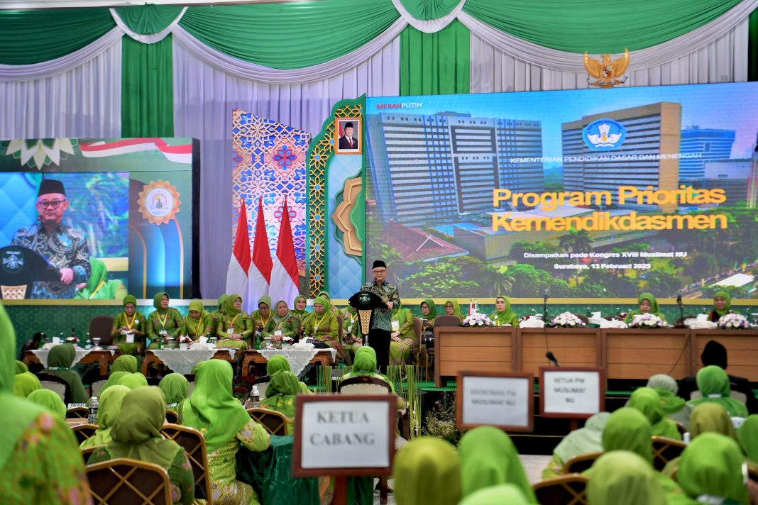 Mendikdasmen Abdul Mu’ti menyampaikan program prioritas Kemendikdasmen dalam Kongres XVIII Muslimat NU di Gedung Asrama Haji, Surabaya, Kamis (13/2/2025). (Dok/Kemendikdasmen)