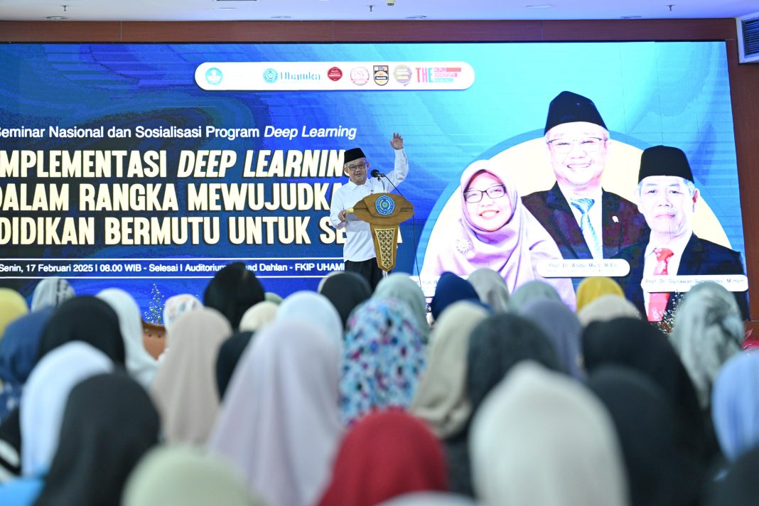 Menteri Abdul Mu’ti menyampaikan materi tentang deep learning di seminar UHAMKA, Jakarta, Senin (17/2/2025). (Dok/Kemendikdasmen)