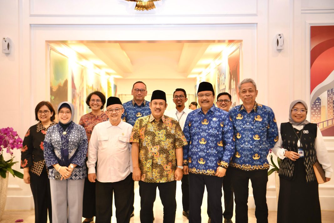 Mendikdasmen Abdul Mu’ti, bersama Kepala Bappenas, Rachmat Pambudy, Menteri Sosial, Syaifullah Yusuf, serta jajaran dari Kemendikdasmen, Kemensos, dan BPS berfoto bersama usai rapat koordinasi di Gedung Bappenas, Senin (17/2/2025). (Dok/Kemendikdasmen)