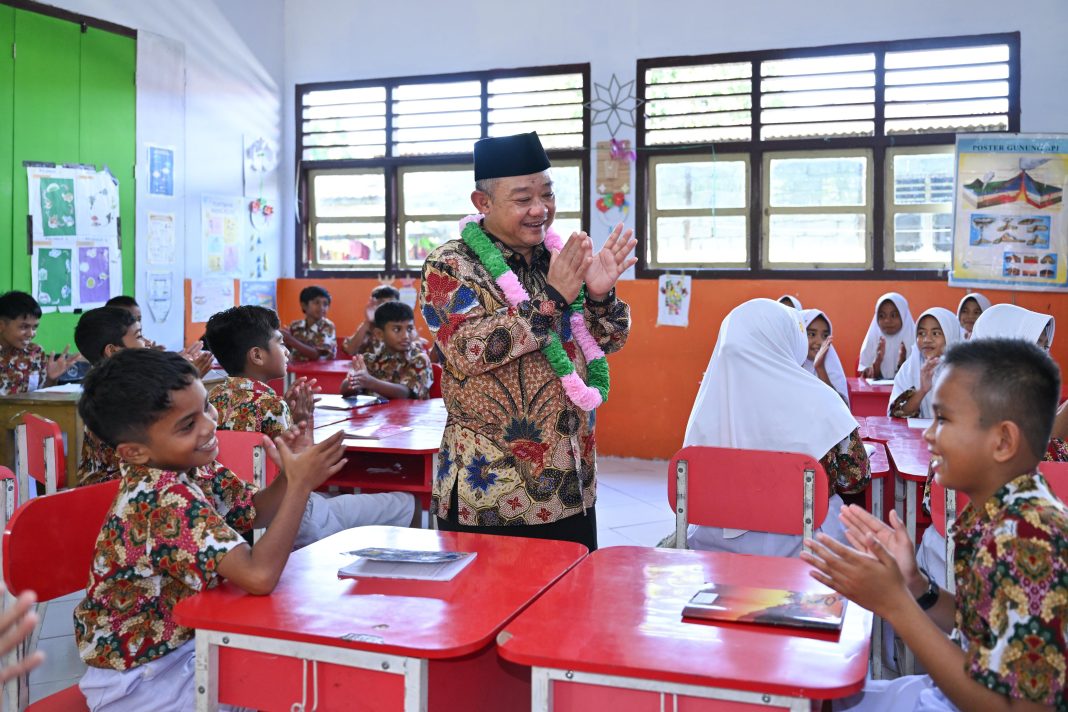 Menteri Pendidikan Dasar dan Menengah (Mendikdasmen), Abdul Mu’ti, berinteraksi dengan siswa SD Negeri 2 Guraping dalam kunjungan kerjanya di Sofifi, Maluku Utara, pada Kamis (20/2/2025). (Dok/Kemendikdasmen)