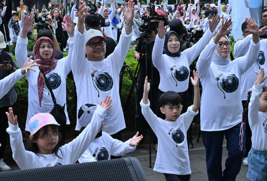 Menteri Mu'ti bersama para peserta Pagi Ceria Car Free Day menyaksikan peluncuran album KICAU, Jakarta, Minggu (2/2/2025). (Dok/Kemendikdasmen)