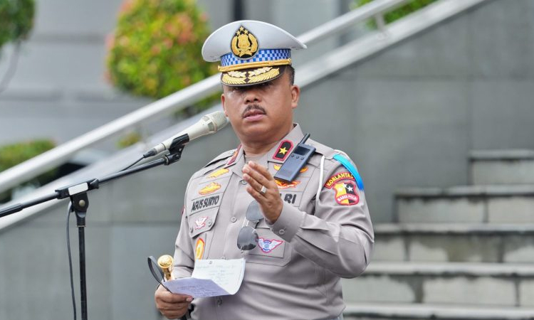 Kakorlantas Polri Irjen Pol Drs Agus Suryonugroho SH MHum, saat memberikan arahan terkait kesiapan Operasi Ketupat 2025 untuk mengurai kemacetan arus mudik dan balik Lebaran.