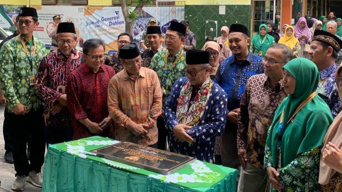 Mendikdasmen Abdul Mu'ti menandatangani prasasti peresmian gedung unit IV SD Muhammadiyah Karangkajen, Yogyakarta.