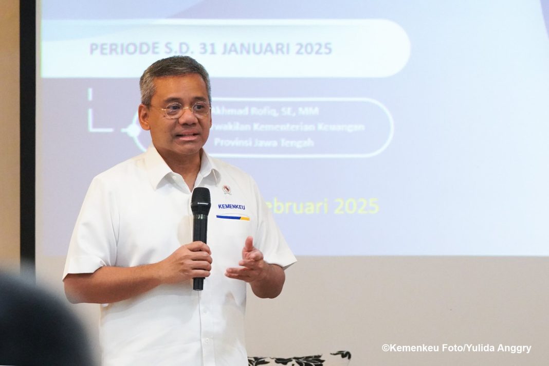 Wamenkeu Suahasil Nazara menyampaikan komitmen Kemenkeu dalam efisiensi anggaran dalam acara Dialog Kemenkeu Satu di Magelang, Jawa Tengah, pada Senin (3/2/2025). (Dok/Kemenkeu)