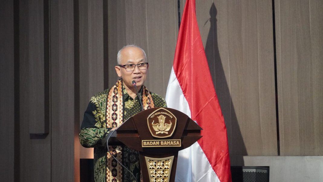 Wakil Menteri Pendidikan Dasar dan Menengah, Atip Latipulhayat, memberikan sambutan dalam peringatan Hari Bahasa Ibu Internasional (HBII) ke-25 di Aula Sasadu, Badan Bahasa, Jakarta, Selasa (25/2/2025). (Dok/Kemendikdasmen)