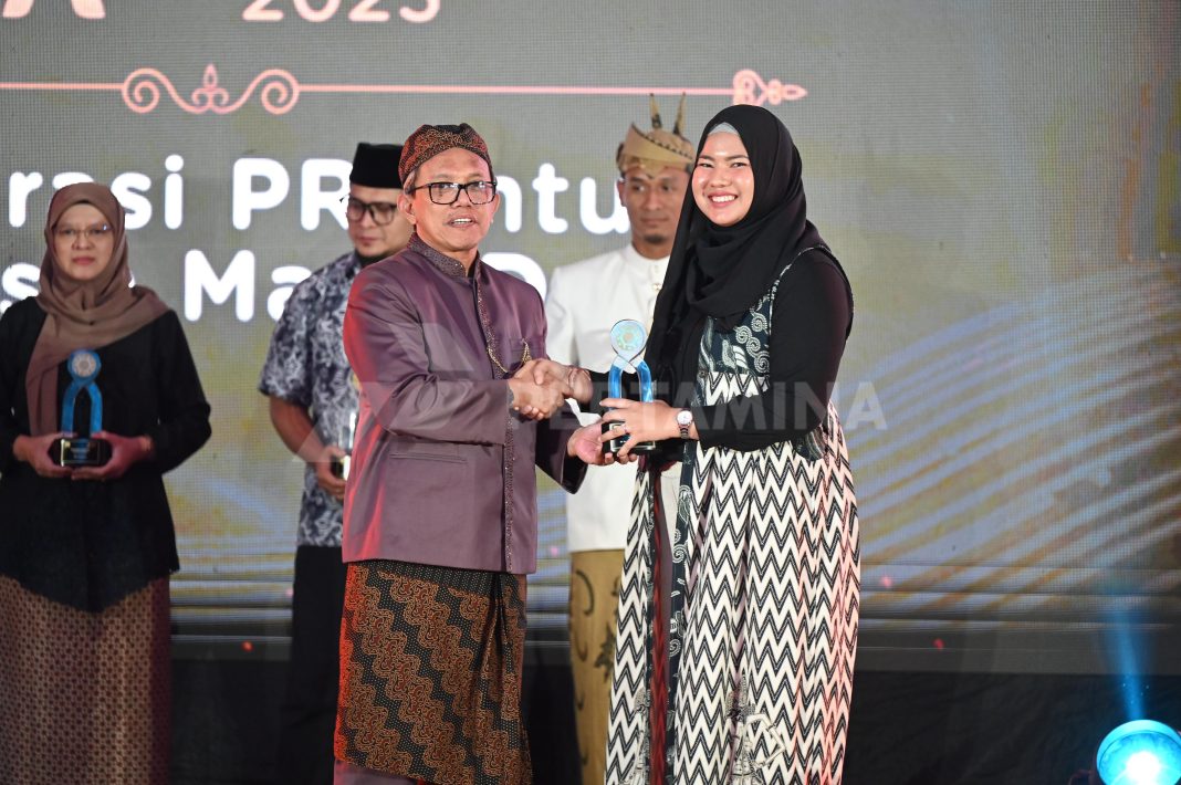 Perwakilan Pertamina menerima penghargaan dalam ajang PR Indonesia Awards 2025 yang berlangsung di Graha Pos Indonesia, Bandung, Jawa Barat, pada Rabu (26/2/2025). (Dok/Pertamina)