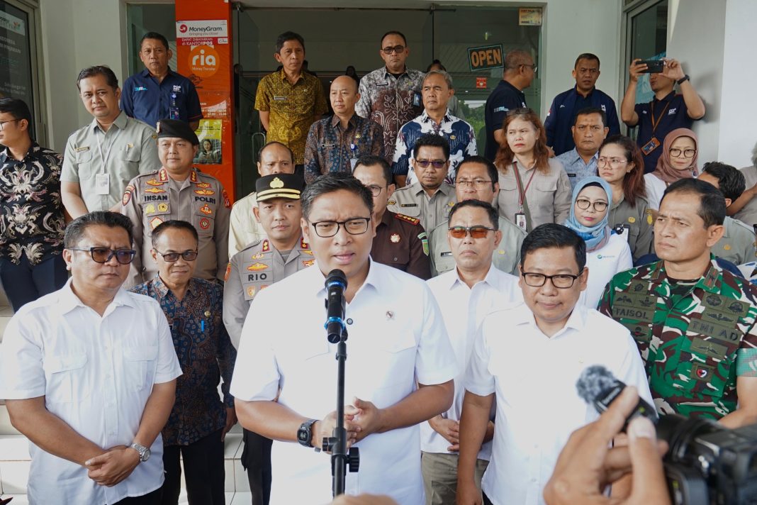 Wakil Menteri Pertanian (Wamentan) Sudaryono memberikan keterangan pers usai meninjau Operasi Pasar Pangan Murah di Kantor Pos Cibinong, Kabupaten Bogor, Kamis (27/2/2025). (Dok/Humas PKH)