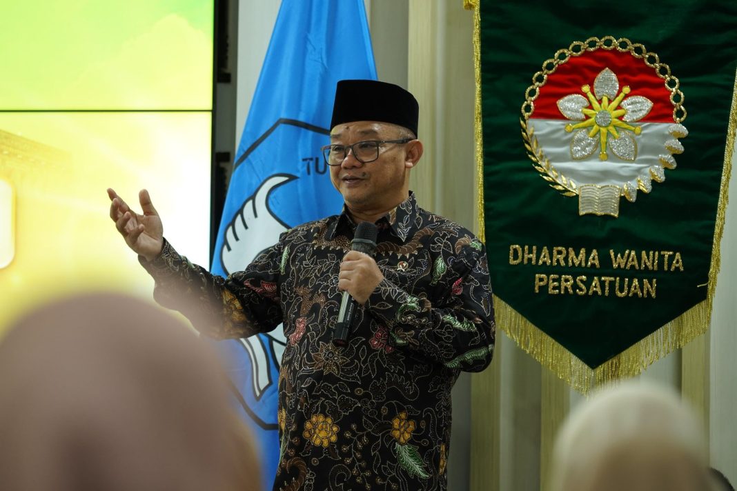 Mendikdasmen, Abdul Mu'ti, menyampaikan tausiah dalam webinar Spirit Ramadan bertema 'Mewah dalam Kesederhanaan' yang digelar Dharma Wanita Persatuan (DWP) Kemendikdasmen di ruang serbaguna Pusat Prestasi Nasional, Jakarta. (Dok/Kemendikdasmen)