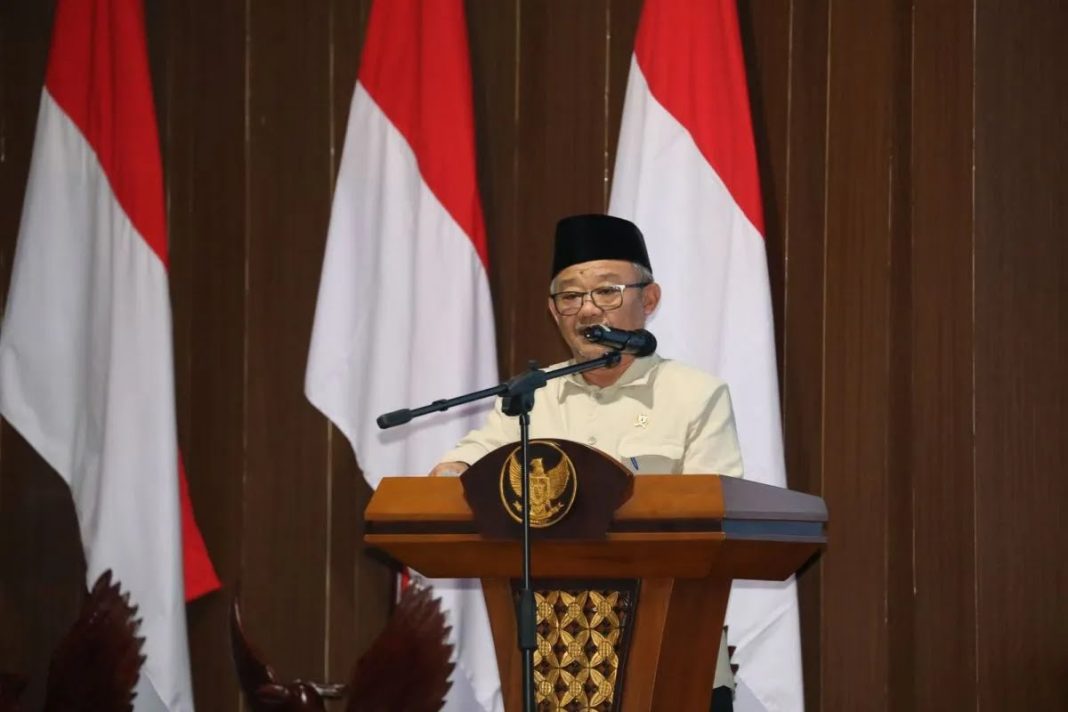 Menteri Pendidikan Dasar dan Menengah, Abdul Mu’ti, memaparkan strategi pendidikan untuk mewujudkan Indonesia Emas 2045 dalam Retret Kepala Daerah 2025 di Akademi Militer (Akmil) Magelang, Selasa (25/2/2025). (Dok/Kemendikdasmen)