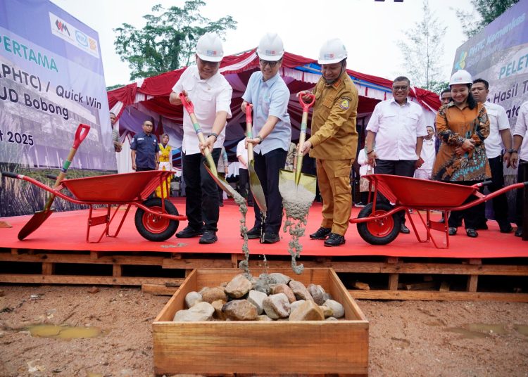 Peletakan batu pertama pembangunan RSUD Bobong, yang ditandai dengan prosesi pengecoran oleh Menteri Kesehatan RI Budi Sadikin (tengah), didampingi oleh pejabat daerah di Pulau Taliabu, Sabtu (8/3/2025). (Dok/Kemenkes)