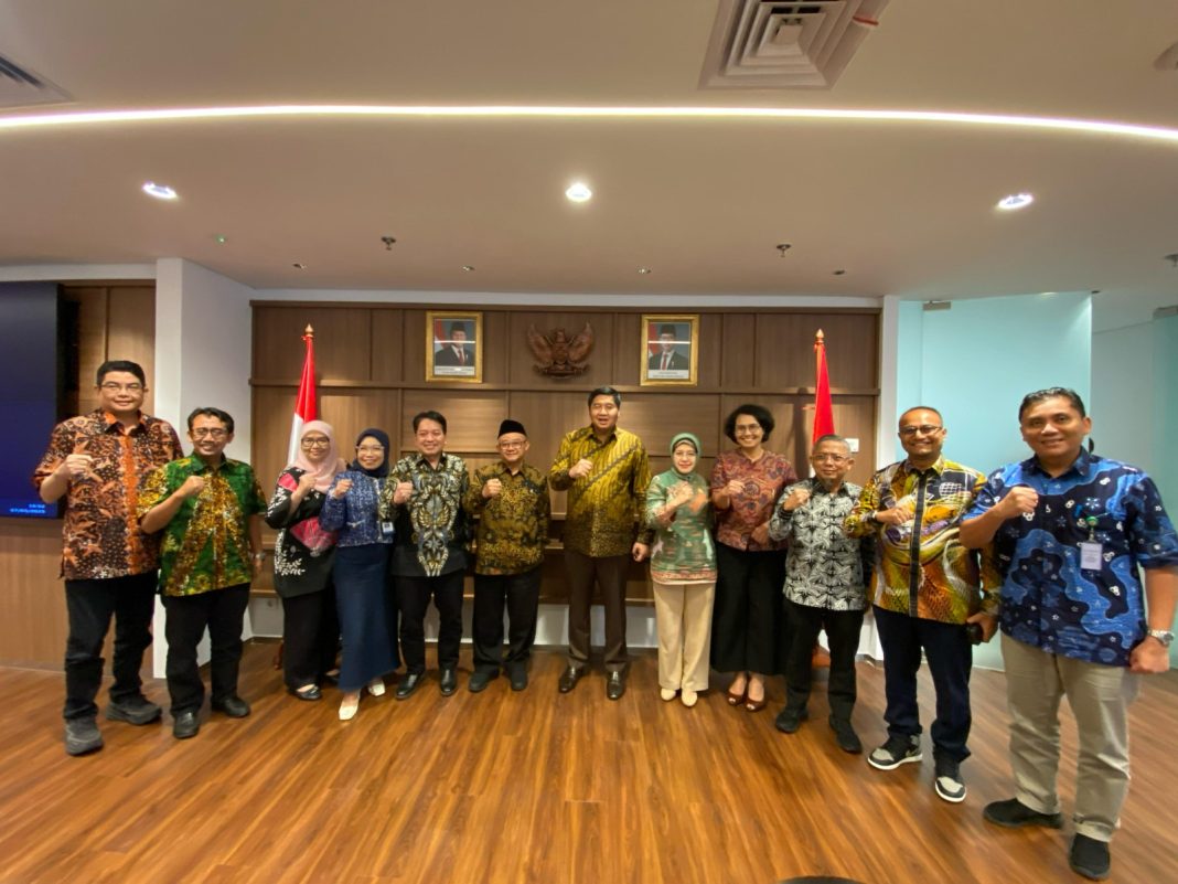 Mendikdasmen Abdul Mu’ti, Menteri PKP Maruarar Sirait, serta jajaran BPS dan BP Tapera berfoto bersama usai rapat pembahasan pembangunan rumah untuk guru di kantor KemenPKP, Jakarta, Jumat (7/3/2025). (Dok/Kemendikdasmen)