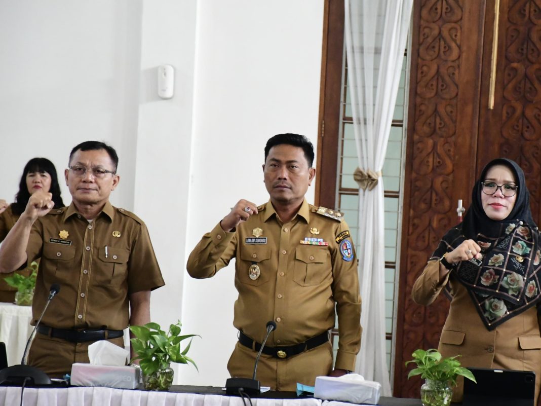 Wakil Bupati Deliserdang, Lom Lom Suwondo SS, bersama pejabat terkait saat memimpin Rapat Persiapan Penilaian Kinerja Penanganan Stunting Tahun 2024 di Aula Cendana, Kantor Bupati Deliserdang, Selasa (4/3/2025). (Dok/Diskominfostan Deliserdang)