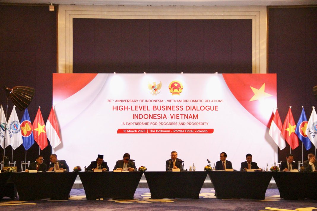 Para pejabat dan delegasi menghadiri Dialog Bisnis Tingkat Tinggi Indonesia-Vietnam dalam rangka peringatan 70 tahun hubungan diplomatik kedua negara, yang berlangsung di The Ballroom, Raffles Hotel, Jakarta, pada Senin (10/3/2025). (Dok/Humas PKH)