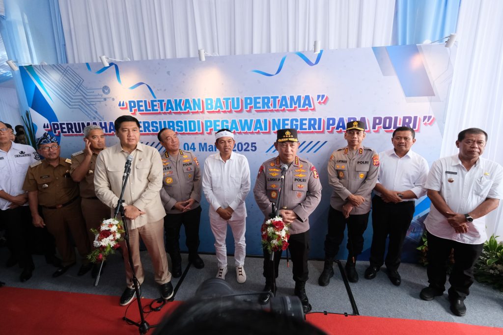 Kapolri Jenderal Listyo Sigit Prabowo didampingi Menteri PKP Maruarar Sirait serta jajaran pejabat menghadiri groundbreaking perumahan subsidi untuk pegawai negeri pada Polri di Karawang, Jawa Barat, Selasa (4/3/2025). (Dok/Humas Polri)