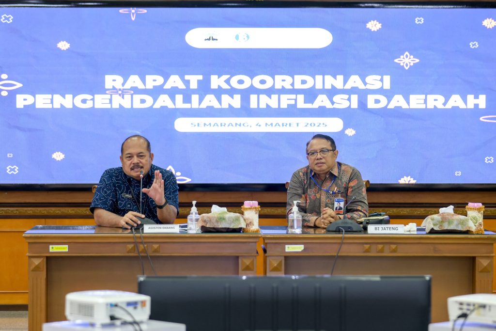 Asisten Ekonomi dan Pembangunan Provinsi Jawa Tengah, Sujarwanto Dwiatmoko, bersama perwakilan Bank Indonesia Jateng dalam Rapat Koordinasi Pengendalian Inflasi Daerah di Semarang, Selasa (4/3/2025). (Dok/Diskominfo Jateng)