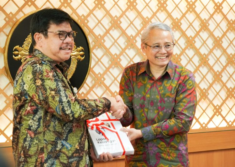 Sekretaris Jenderal Kementerian Kesehatan, Kunta Wibawa Dasa Nugraha berjabat tangan saat menyerahkan laporan keuangan unaudited kepada perwakilan Badan Pemeriksa Keuangan (BPK) di Jakarta, Selasa (4/3/2025). (Dok/Kemenkes)