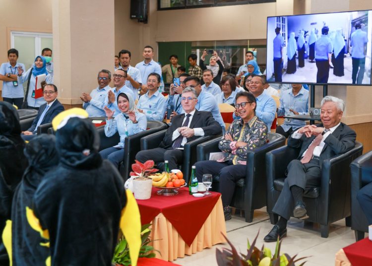 Menteri Kesehatan Budi Gunadi Sadikin bersama Presiden Asian Infrastructure Investment Bank (AIIB) Jin Liqun dan sejumlah tamu undangan lainnya menghadiri acara di salah satu rumah sakit di Jakarta. (Dok/Kemenkes)