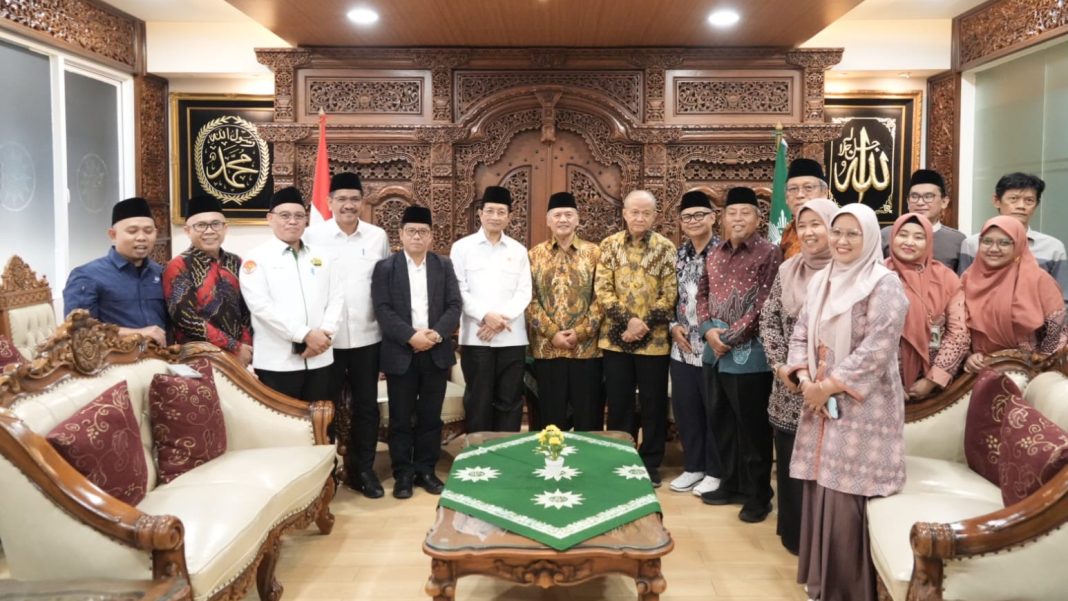 Menteri Agama RI, Prof Dr KH Nasaruddin Umar, MA, bersama jajaran Pengurus Pusat Muhammadiyah dalam kunjungan silaturahmi di Jakarta, Selasa (11/3/2025). (Dok/Kemenag)