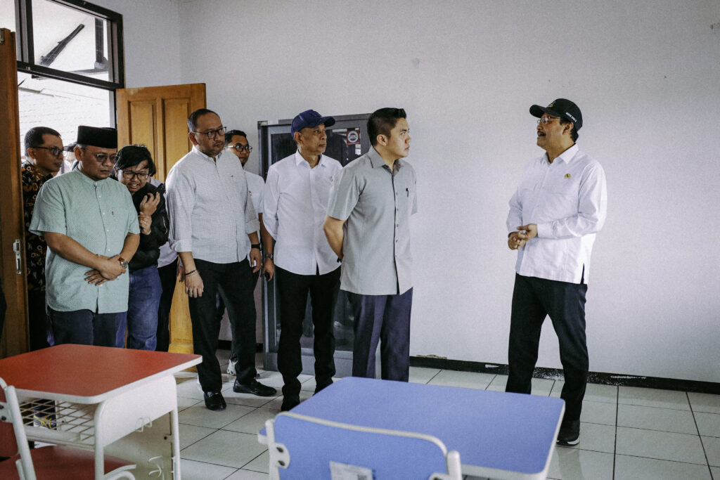 Seskab Teddy Indra Wijaya bersama Mensos Saifullah Yusuf (Gus Ipul) meninjau rencana lokasi sekolah rakyat di Sentra Terpadu Pangudi Luhur (STPL) Bekasi, Jawa Barat, Sabtu (08/03/2025).