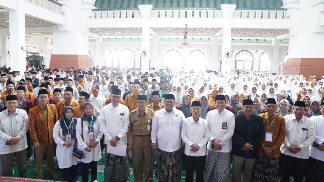 Para peserta Pesantren Ramadan Pelajar Nasional (PRPN) 2025 berfoto bersama dengan Ketua BAZNAS Noor Achmad, perwakilan Kementerian Agama, serta tokoh pendidikan di Masjid Agung Jawa Tengah, Semarang, Senin (3/3/2025). (Dok/Kemenag)