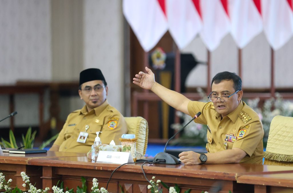 Gubernur Jawa Tengah Ahmad Luthfi didampingi Wakil Gubernur Taj Yasin Maimoen memimpin rapat koordinasi dengan kepala OPD dan BUMD di Gradhika Bakti Praja, Semarang, Senin (3/3/2025). (Dok/Diskominfo Jateng)