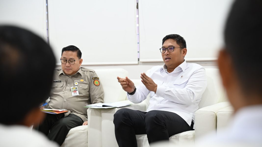 Wamentan Sudaryono saat berdiskusi dengan jajaran Kementerian Pertanian terkait penguatan industri peternakan di Jakarta, Senin (3/3/2025). (Dok/Humas PKH)