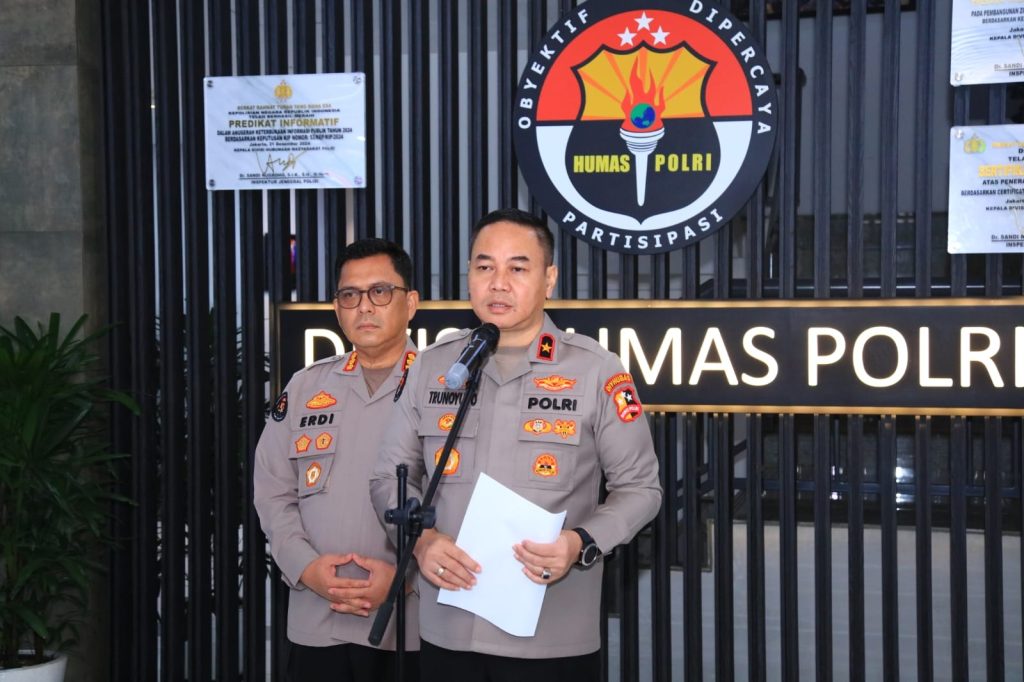 Karo Penmas Divhumas Polri, Brigjen Pol Trunoyudo Wisnu Andiko, memberikan keterangan pers terkait gugurnya tiga personel Polri saat bertugas di Way Kanan, Lampung, di Mabes Polri, Jakarta, Selasa (18/3/2025). (Dok/Humas Polri)
