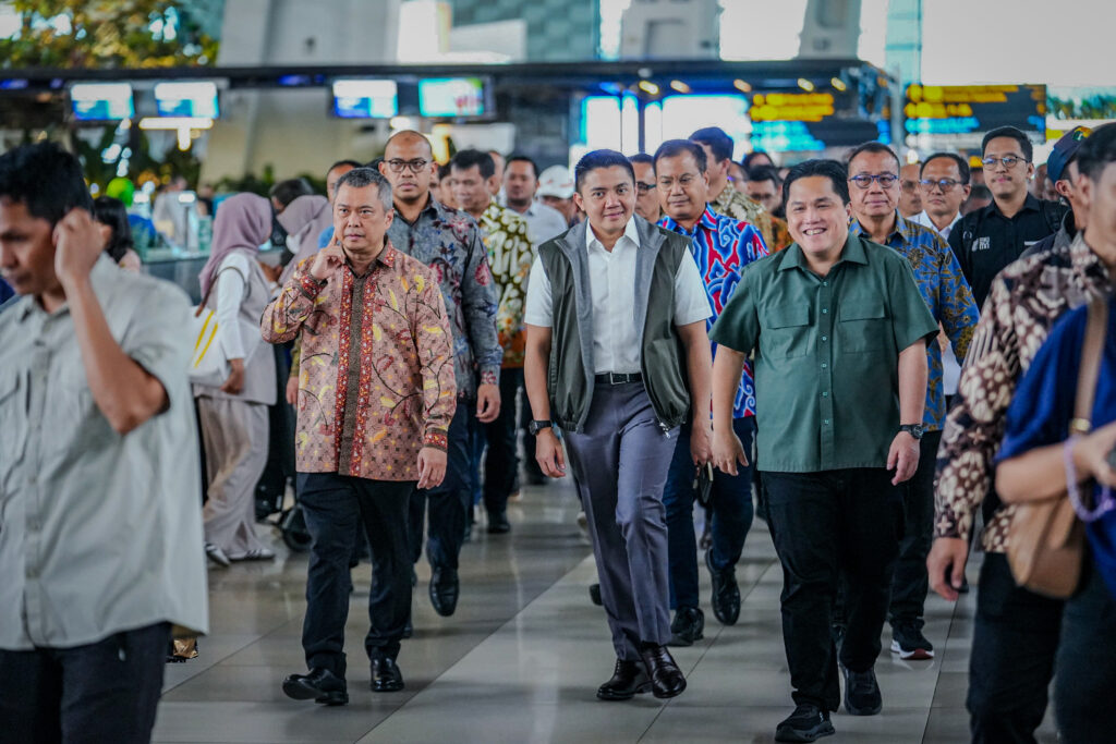 Sekretaris Kabinet (Seskab) Teddy Indra Wijaya bersama dengan Menteri Perhubungan (Menhub) Dudy Purwagandhi dan Menteri Badan Usaha Milik Negara (BUMN) Erick Thohir meninjau Terminal 2 Bandar Udara (Bandara) Soekarno Hatta, di Tangerang, Banten, Sabtu (01/03/2024).