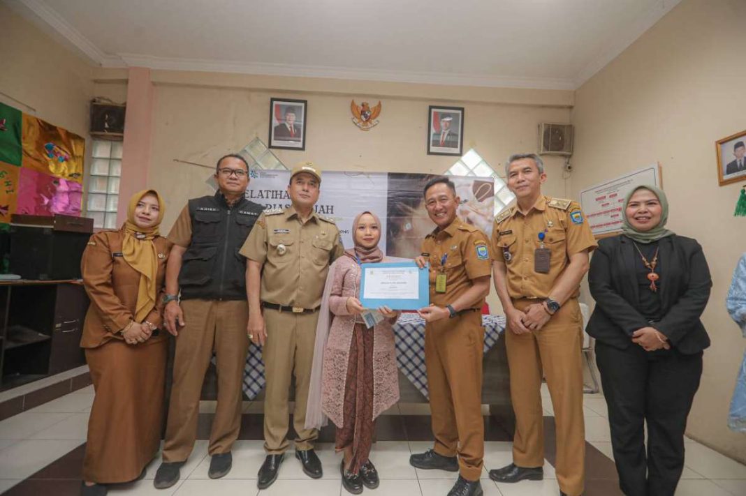 Wakil Wali Kota Bandung, Erwin, bersama Kepala Disnaker Kota Bandung, Andri Darusman, menyerahkan sertifikat kepada peserta pelatihan tata rias wajah di Kelurahan Babakan Sari, Kecamatan Kiaracondong, Selasa (18/3/2025). (Dok/Diskominfo Bandung)