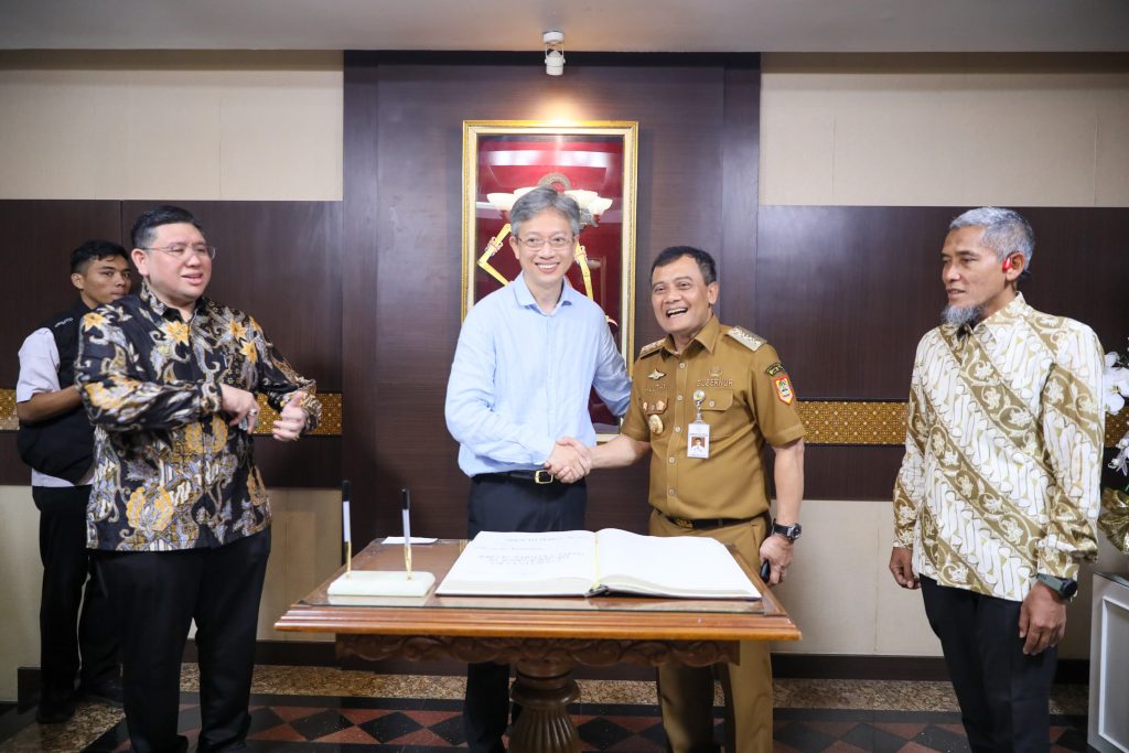 Gubernur Jawa Tengah Ahmad Luthfi berjabat tangan dengan Duta Besar Republik Rakyat Tiongkok untuk Indonesia, Wang Lutong, di Kantor Gubernur Jateng, Rabu (19/3/2025) malam. (Dok/Humas Jateng)