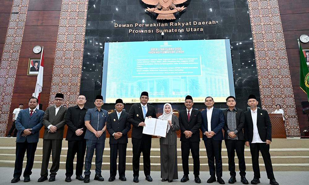 Gubernur Sumut Muhammad Bobby Afif Nasution bersama Ketua DPRD Sumut Erni Ariyanti dan jajaran berfoto bersama usai Rapat Paripurna DPRD Sumut dalam rangka persetujuan Ranperda Trantibum menjadi Perda, di Gedung Paripurna DPRD Sumut, Jalan Imam Bonjol, Medan, Rabu (19/3/2025). (Dok/Diskominfo Sumut)