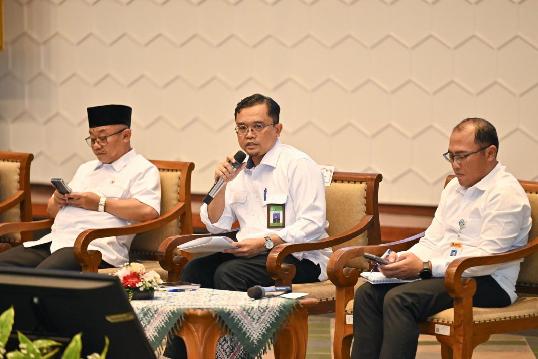 Direktur Jenderal Pendidikan Anak Usia Dini, Pendidikan Dasar, dan Pendidikan Menengah, Gogot Suharwoto (tengah), berbicara dalam sesi diskusi terkait Sistem Penerimaan Murid Baru (SPMB) Tahun Ajaran 2025/2026 di Jakarta, Senin (3/3/2025). (Dok/Kemendikdasmen)