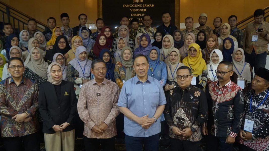 Para peserta pelatihan guru BK madrasah berbasis AI berfoto bersama dengan Direktur GTK Madrasah, Thobib Al Asyhar, dan pendiri ESQ, Ari Ginanjar, di Menara 165 ESQ, Jakarta, Kamis (6/3/2025). (Dok/Kemenag)