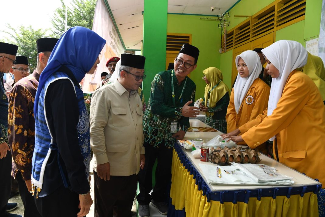 Mendikdasmen Abdul Mu’ti mengunjungi stan pameran daur ulang di SMA Muhammadiyah 4 Bengkulu dalam rangka mendukung konsep Sekolah Hijau. (Dok/Kemendikdasmen)